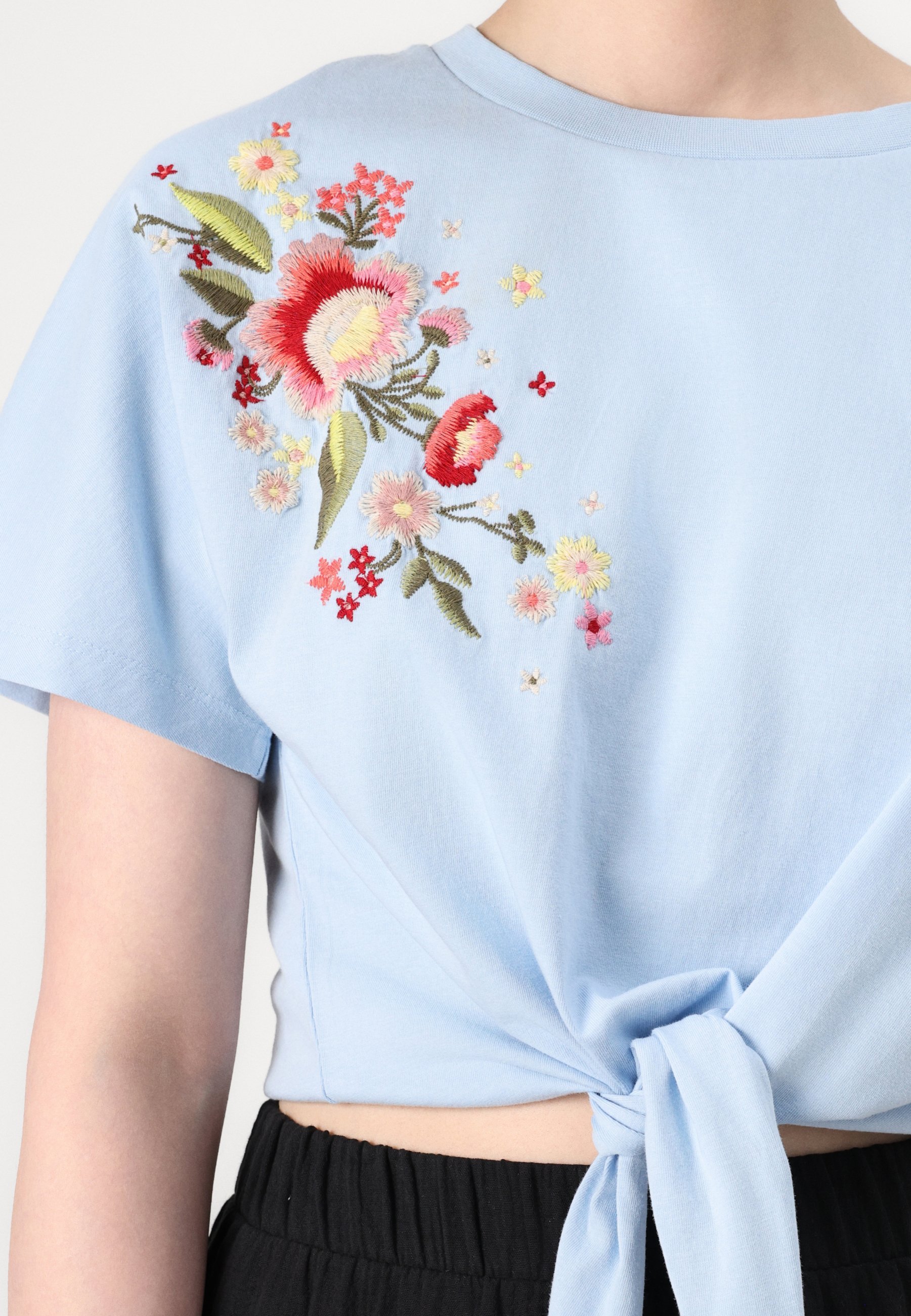 売れ筋商品|||ヤス Tシャツ レディース トップス YASFABIAN KNOT TEE - Print T-shirt - clear sky YASFABIAN Women's Knot Tee Clear Sky Print T-shirt