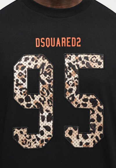 Μαύρο T-shirt με την επιγραφή "DSQUARED2" σε πορτοκαλί και μεγάλους αριθμούς "95" με διάτρητο σχέδιο λεοπάρδαλης στο στήθος.