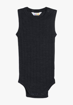Mørkegrå ærmeløs bodysuit med ribbet tekstur, der er udstyret med trykknapper ved skulderen og bunden for nem påklædning.