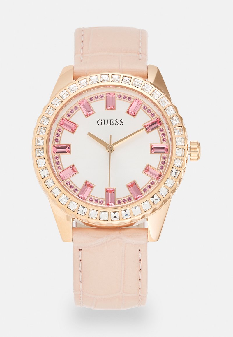 Roségoldene Uhr mit einem pinkfarbenen Krokodilmuster-Armband. Weißes Zifferblatt mit rosegoldenen Stundenmarkierungen, pinken und klaren Kristallen im Gehäuserahmen.