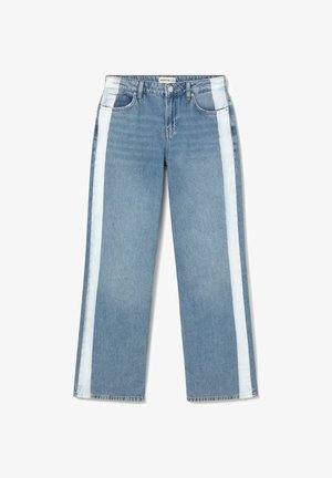 Vaqueros de pierna ancha en azul claro con paneles laterales blancos en contraste. Fabricados en mezclilla con una textura suave. Diseño clásico de cinco bolsillos.