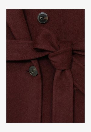 Burgundy ullblandad kappa med knytmidja och svarta knappdetaljer, med en mjuk textur och en strukturerad, skräddarsydd design.