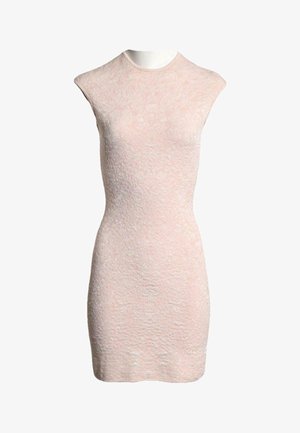 Vestido sin mangas, rosa claro, ajustado con textura, con cuello redondo alto y bajo hasta la rodilla.