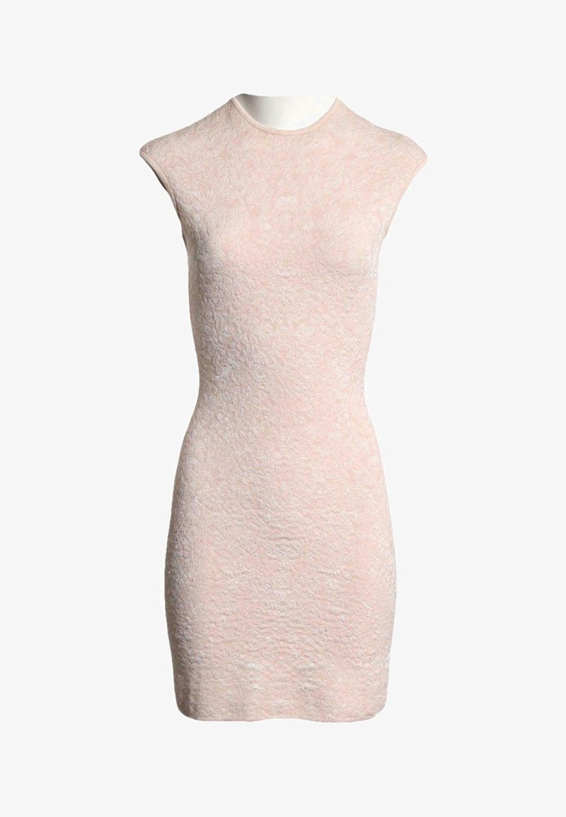 Robe ajustée sans manches, rose clair texturée, avec un col rond haut et un ourlet à la hauteur des genoux.