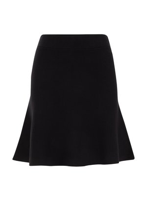 Zwarte flare rok van gladde stof, met een aansluitende taille en een soepel uitlopende zoom, zonder zichtbare patronen of versieringen.