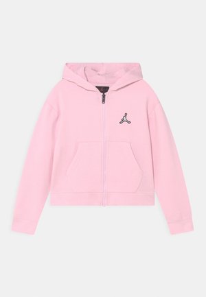 Sudadera con capucha y cremallera de color rosa claro con bolsillo tipo canguro y pequeño logo Jumpman en blanco y negro en el pecho izquierdo sobre fondo blanco.
