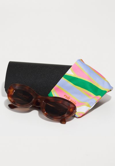 Lunettes de soleil en écaille de tortue avec des montures surdimensionnées et arrondies. Accompagnées d'un chiffon en microfibre à motifs colorés et d'un étui de protection noir.