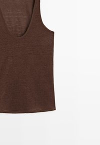 Ärmelloses braunes Tanktop mit rundem Ausschnitt, flach auf weißem Hintergrund präsentiert.