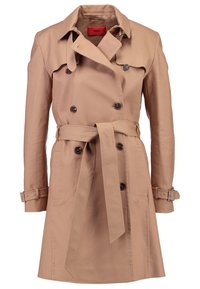 Beżowy trencz wykonany z bawełny, z podwójnymi guzikami, paskiem w talii oraz usztywnionym kołnierzem z klapami na ramionach.