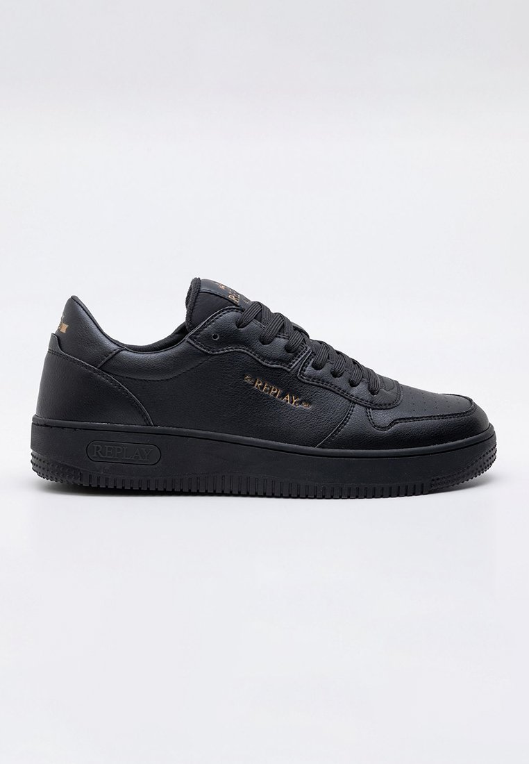 Czarne skórzane sneakersy o teksturowanym wykończeniu, okrągłym nosku, płaskich sznurowadłach i wyściełanym kołnierzu. Zawierają subtelne logo w złotym kolorze na boku.