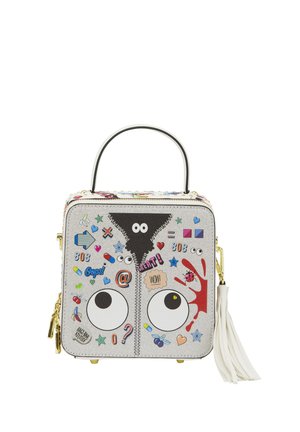 Borsa quadrata argento con grandi occhi da cartone animato, scarabocchi colorati, simboli, design con cerniera e nappina bianca attaccata al lato.