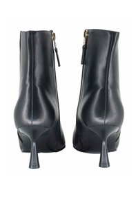 Botines de cuero negro con acabado liso, tacones brillantes y cremalleras laterales; diseño aerodinámico con punta afilada y tacón cónico.