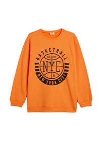Sudadera naranja de manga larga, con cuello redondo y un gran gráfico negro de baloncesto que presenta el texto "SLAM NYC" y "NEW YORK CITY".