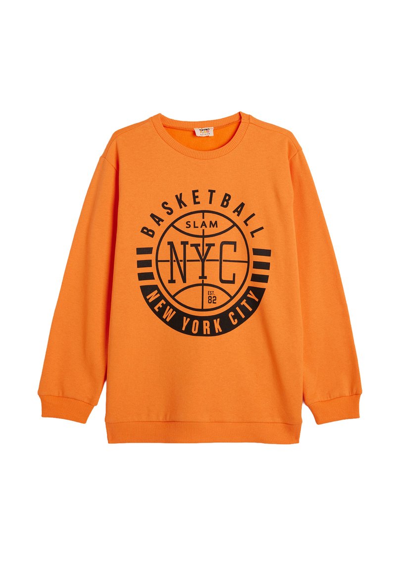 Sudadera naranja de manga larga, con cuello redondo y un gran gráfico negro de baloncesto que presenta el texto "SLAM NYC" y "NEW YORK CITY".