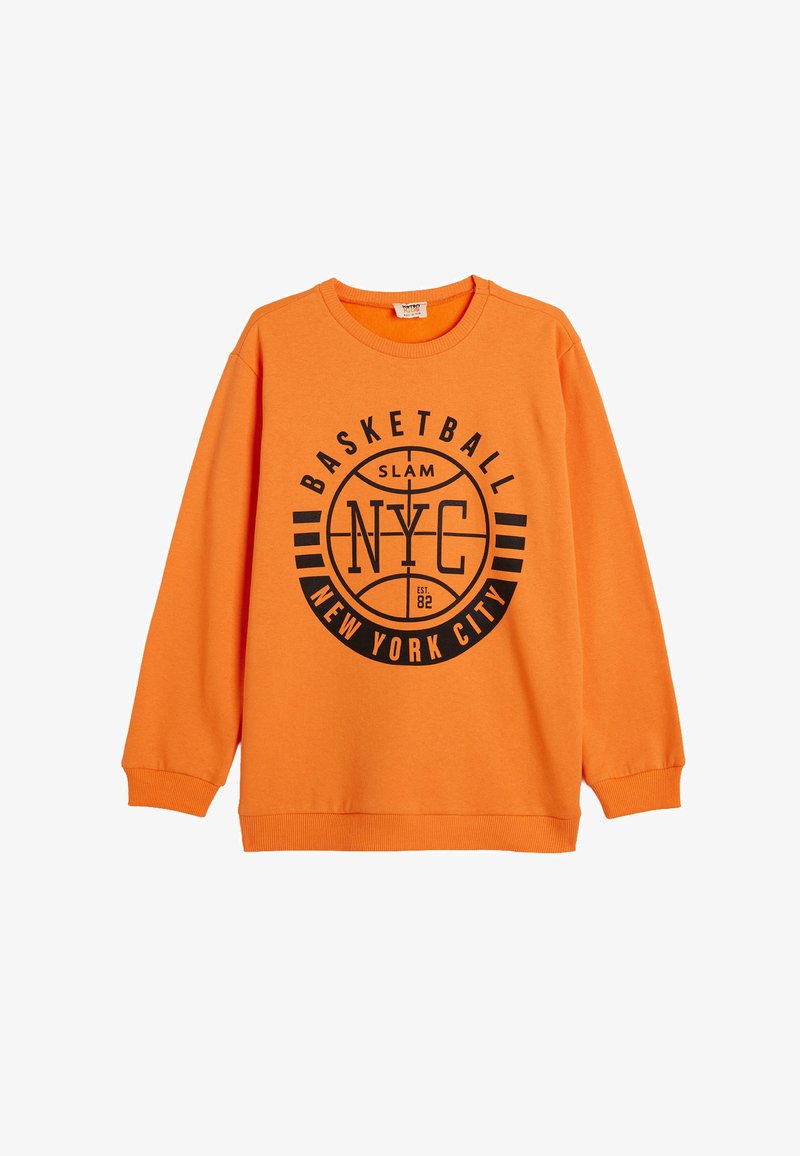 Sudadera naranja de manga larga, con cuello redondo y un gran gráfico negro de baloncesto que presenta el texto "SLAM NYC" y "NEW YORK CITY".