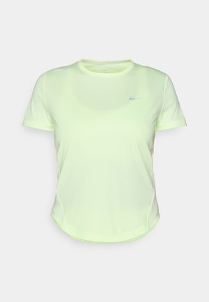 T-shirt Nike a maniche corte, colore giallo-verde brillante, realizzato in tessuto leggero, con un piccolo logo blu navy sul petto e orlo arrotondato.