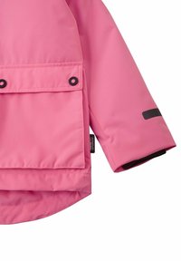Giacca waterproof rosa con tasca frontale a pattina, bottoni a pressione neri e dettagli neri sui polsini. Tessuto liscio e orlo dritto.