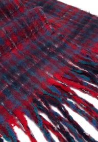 Bufanda de lana con una rica mezcla de colores rojo, azul y oscuros. Presenta una superficie texturizada y bordes con flecos para un detalle adicional.