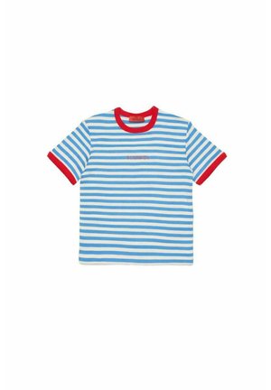 Camicia a maniche corte con righe orizzontali azzurro chiaro e bianche, colletto e bordi delle maniche rossi, testo ricamato sul davanti al centro.