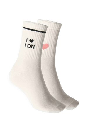 Weiße Socken mit schwarzem Streifen und "I ❤️ LDN" Text auf einem Socken, und einem pinken Herz auf dem anderen. Gerippte Textur, standardmäßige Knöchelhöhe.