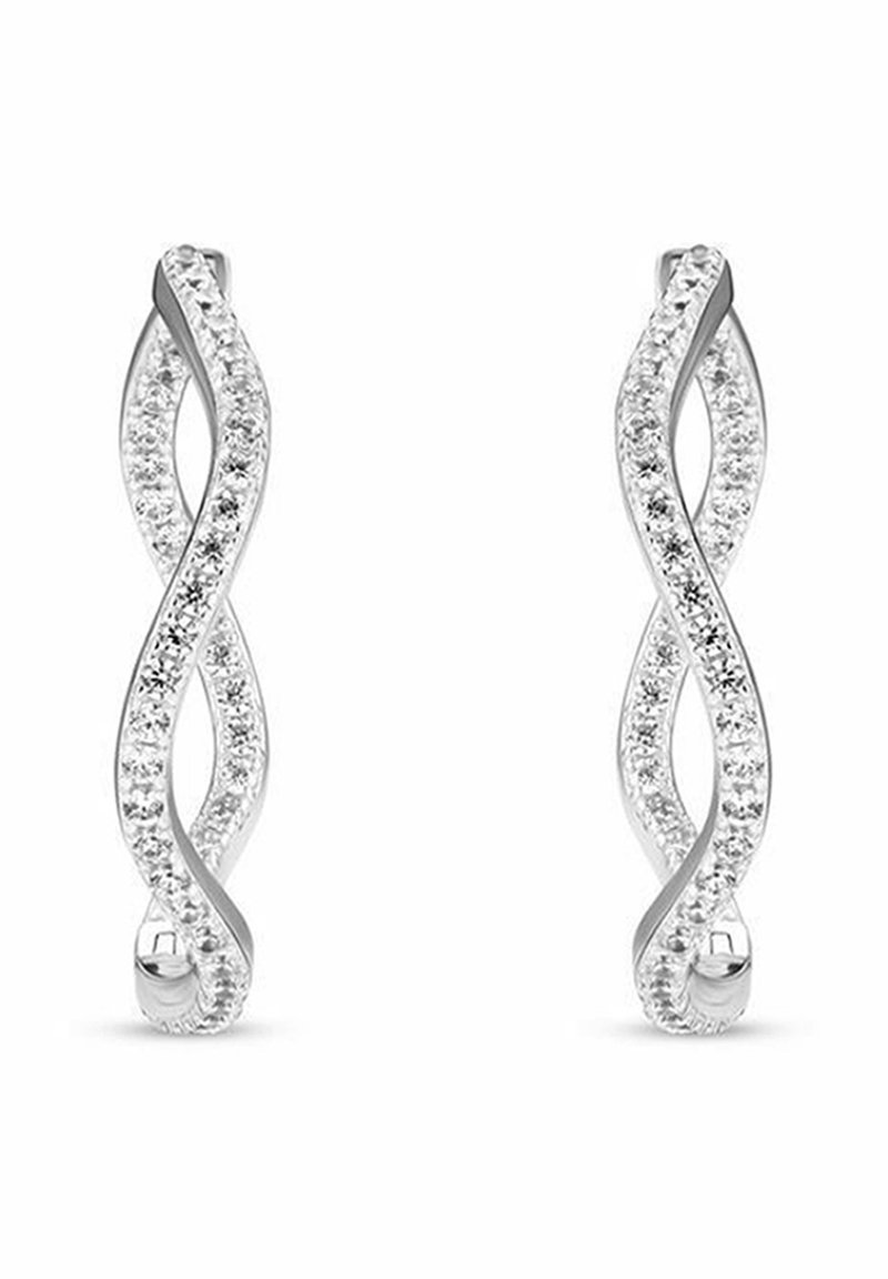 Silvriga örhängen med en vriden design, som pryds av klara, gnistrande stenar längs kurvorna för att skapa textur och visuell intresse.