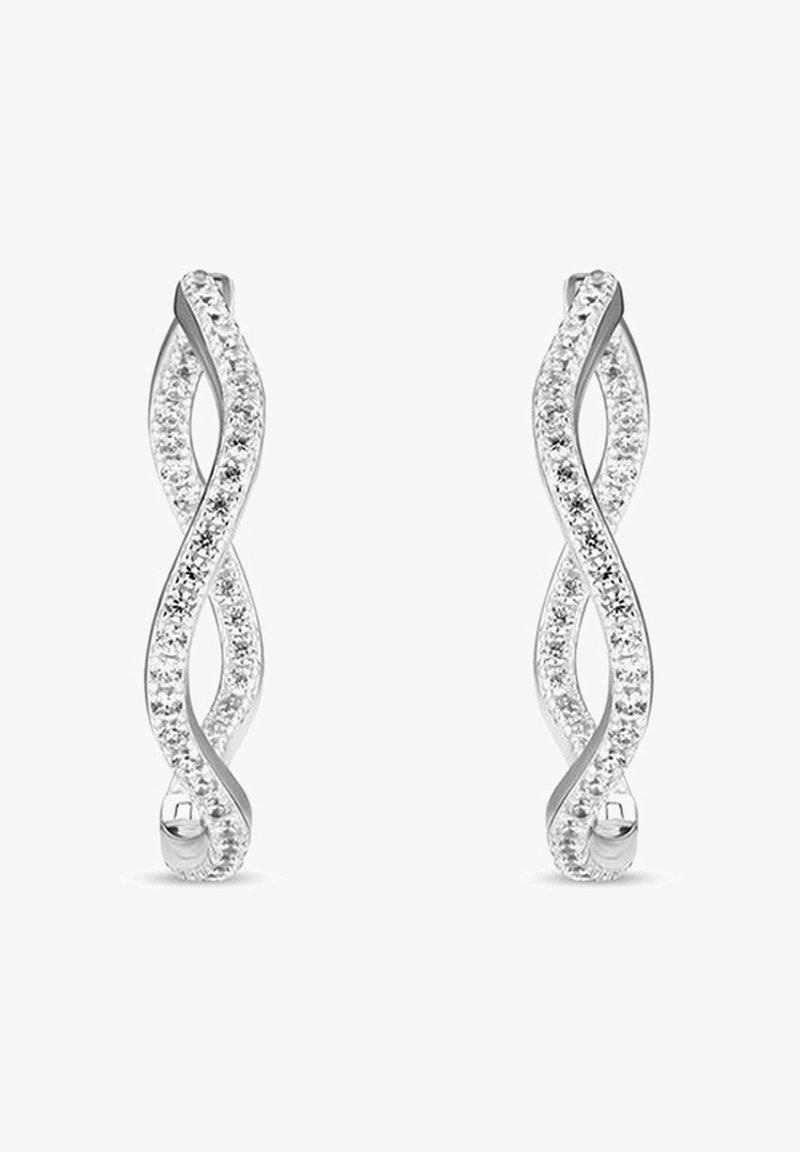 Silvriga örhängen med en vriden design, som pryds av klara, gnistrande stenar längs kurvorna för att skapa textur och visuell intresse.