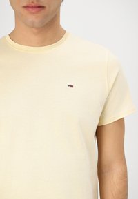 Tommy Jeans SLIM TEE - T-shirt - bas - custard cream
