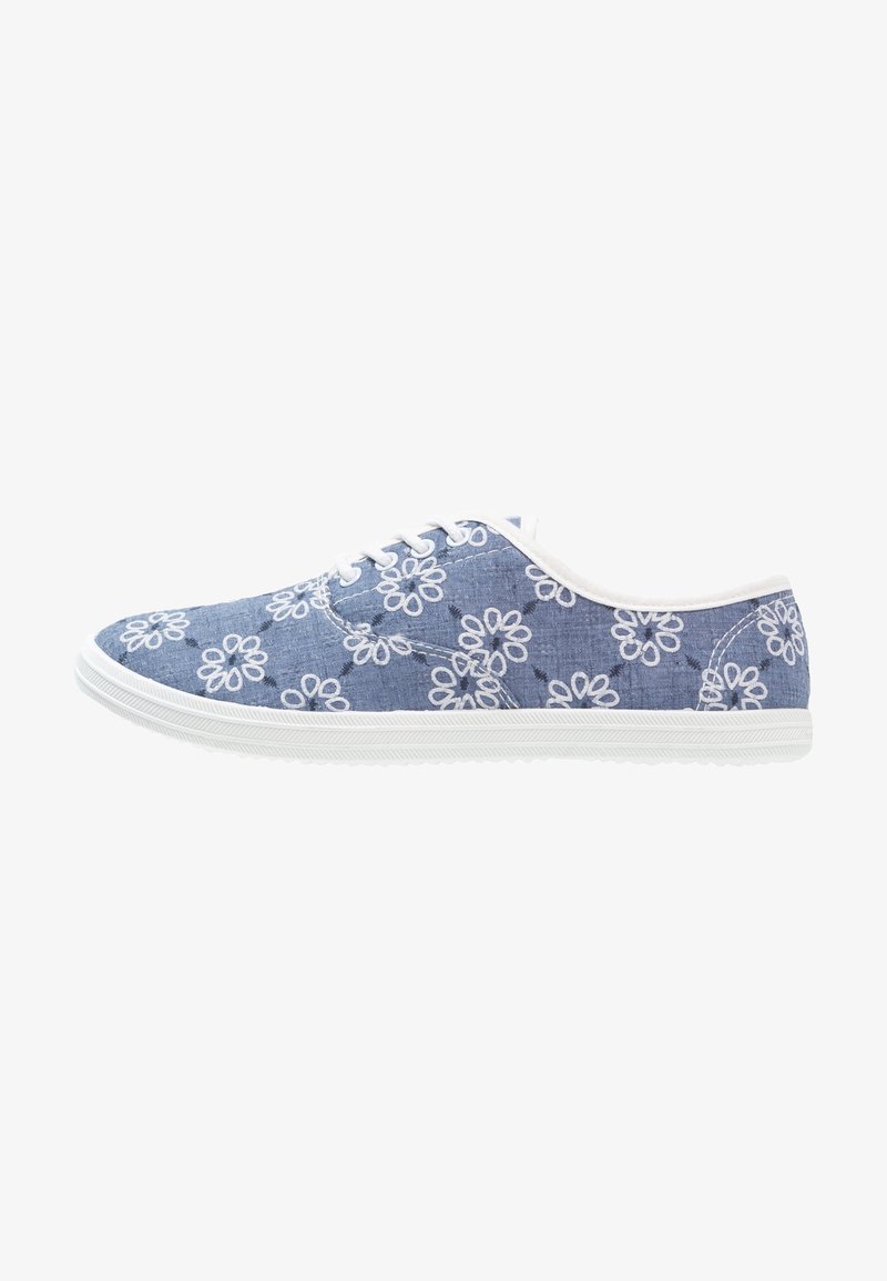 Chaussures en toile bleue avec broderie florale blanche, design à bout rond, semelle en caoutchouc blanche et fermeture à lacets blancs.