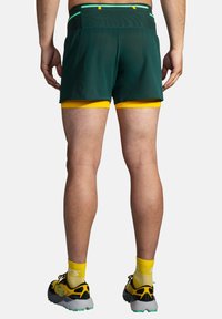Brooks HIGH POINT 2.0 - Shorts 2 en 1 - carbo lemon chrome