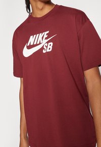 Nike SB Triko s potiskem - dark red