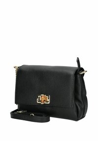 Černá kožená kabelka přes rameno s texturovaným povrchem, zlatými kovovými doplňky a bambusovým akcentem na sponě. Obsahuje odnímatelný popruh.