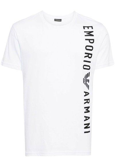 T-shirt bianco in cotone con scollatura a girocollo, maniche corte e stampa verticale del logo nero lungo il lato sinistro. Texture liscia.