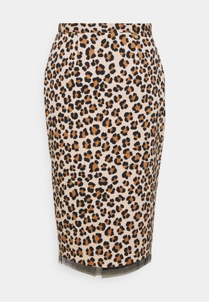 Lähettihahmo, beige leopardikuosisessa kynähameessa, jossa on mustia ja ruskeita läikkiä. Sileä kangas, polven pituinen ja hieman läpikuultavalla helmalla. Napitus yksityiskohtana vyötäröllä.