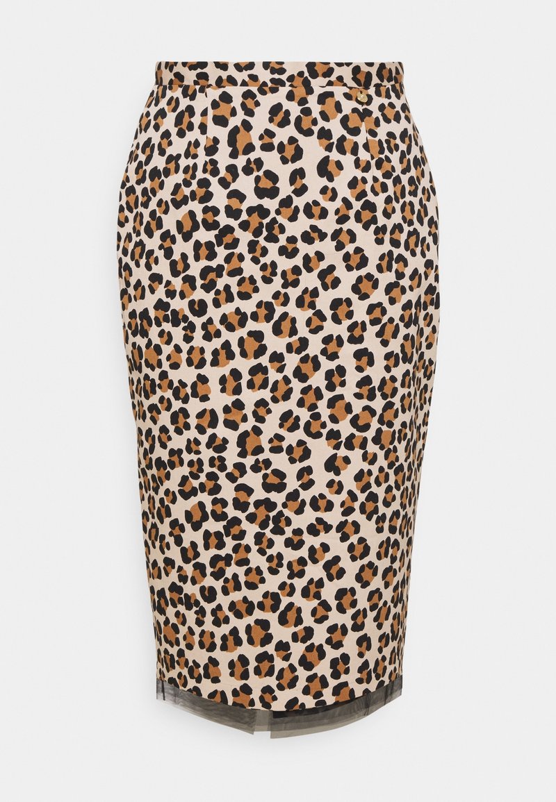 Lähettihahmo, beige leopardikuosisessa kynähameessa, jossa on mustia ja ruskeita läikkiä. Sileä kangas, polven pituinen ja hieman läpikuultavalla helmalla. Napitus yksityiskohtana vyötäröllä.