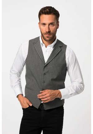 Grijze gestreepte gilet met een getailleerde pasvorm, vijf knopen, notch revers en een borstzak, gedragen over een wit overhemd.