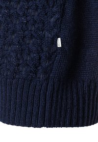 Granatowy dzianinowy sweter z fakturowanym wzorem i ściągaczem na dole. Mała metka z nazwą marki widoczna jest przy szwie.