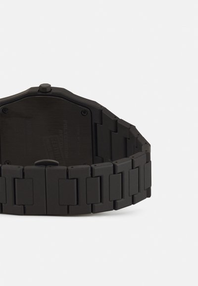 Zwarte polycarbonaat horloge met rechthoekige wijzerplaat, matte afwerking en gelinkte band. Beschikt over een getextureerde achterkant en subtiele merkdetails.