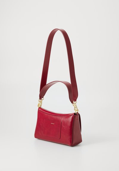 Wandler OSCAR BAGUETTE CROSSBODY - Håndtasker - cranberry