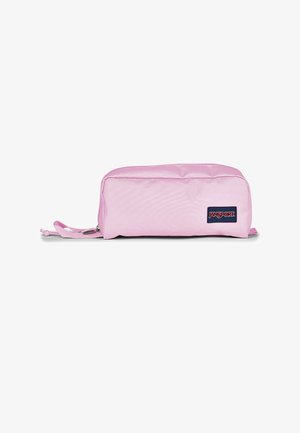 Jasnoróżowy prostokątny piórnik z zamkiem błyskawicznym i naszywką z logo Jansport z przodu na białym tle.