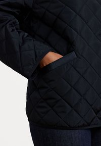 Lauren Ralph Lauren Woman CREST PATCH QUILTED MOCKNECK JACKET - Välikausitakki - dark navy