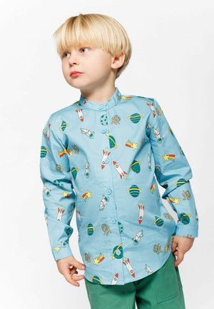 Camicia button-up azzurra con motivi colorati di razzi, pianeti e stelle, maniche lunghe e colletto alla Mandarin.