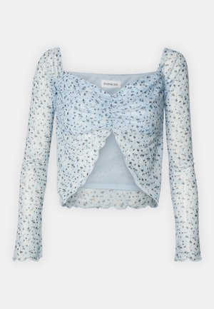Lichtblauwe langemouwen top met bloemenpatroon, gestructureerde stof, gecreurde voorkant en gekartelde randen. Heeft een cropped ontwerp en vierkante halslijn.