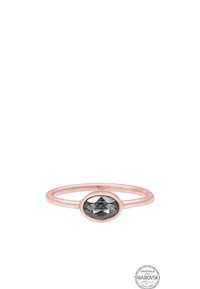 Roségoldring mit einem ovalen grauen Kristall in der Mitte; glatter Hauptteil, minimalistisches Design mit hochglanzpolierter Oberfläche.