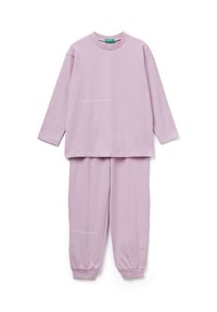 Hellrosa Loungewear-Set mit langärmeligem Oberteil und elastischen Bündchen an der Hose. Das Material ist glatt und beide Teile sind dezent mit weißem Branding versehen.