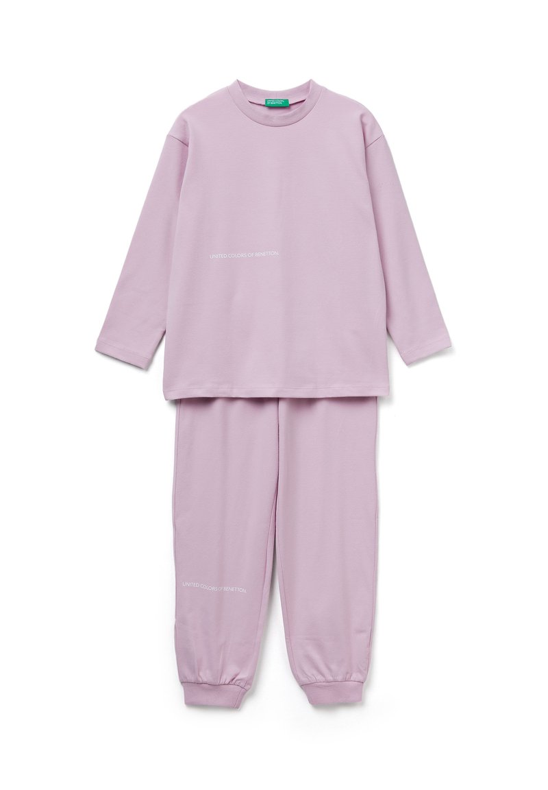 Hellrosa Loungewear-Set mit langärmeligem Oberteil und elastischen Bündchen an der Hose. Das Material ist glatt und beide Teile sind dezent mit weißem Branding versehen.