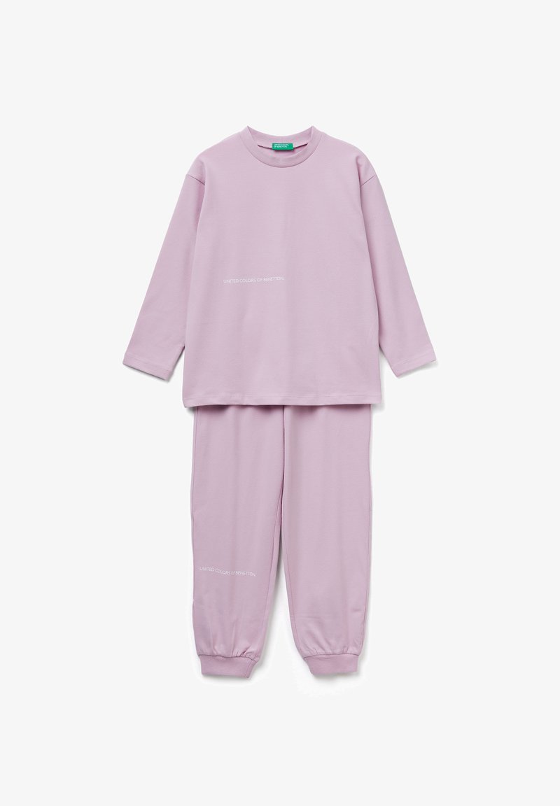 Hellrosa Loungewear-Set mit langärmeligem Oberteil und elastischen Bündchen an der Hose. Das Material ist glatt und beide Teile sind dezent mit weißem Branding versehen.