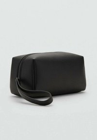 Pochette en cuir noir avec une surface texturée, de forme rectangulaire, fermeture zippée, et une bandoulière pour un transport facile.