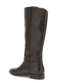 Tmavě hnědá kožená holinková bota sahající ke kolenům s elegantním designem, kulatou špičkou a minimálními švy. Nízká plochá podrážka s mírným podpatkem.