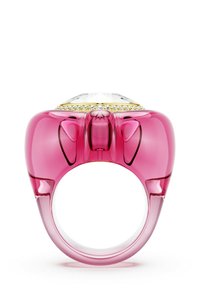 Rosa genomskinlig ring med en stor klar ädelsten omgiven av små diamanter infattade i guld ovanpå.