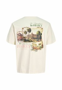 Μπεζ μπλούζα με vintage πλαίσια εκτυπώσεων κτιρίων, φοίνικες, λουλούδια και κείμενο που γράφει «La Dépendance la FRANCA» και «La Casa de la Flores».